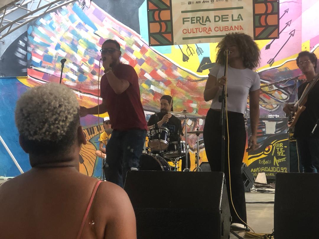 Anthony Bravo y su banda en el Pabellón Cuba